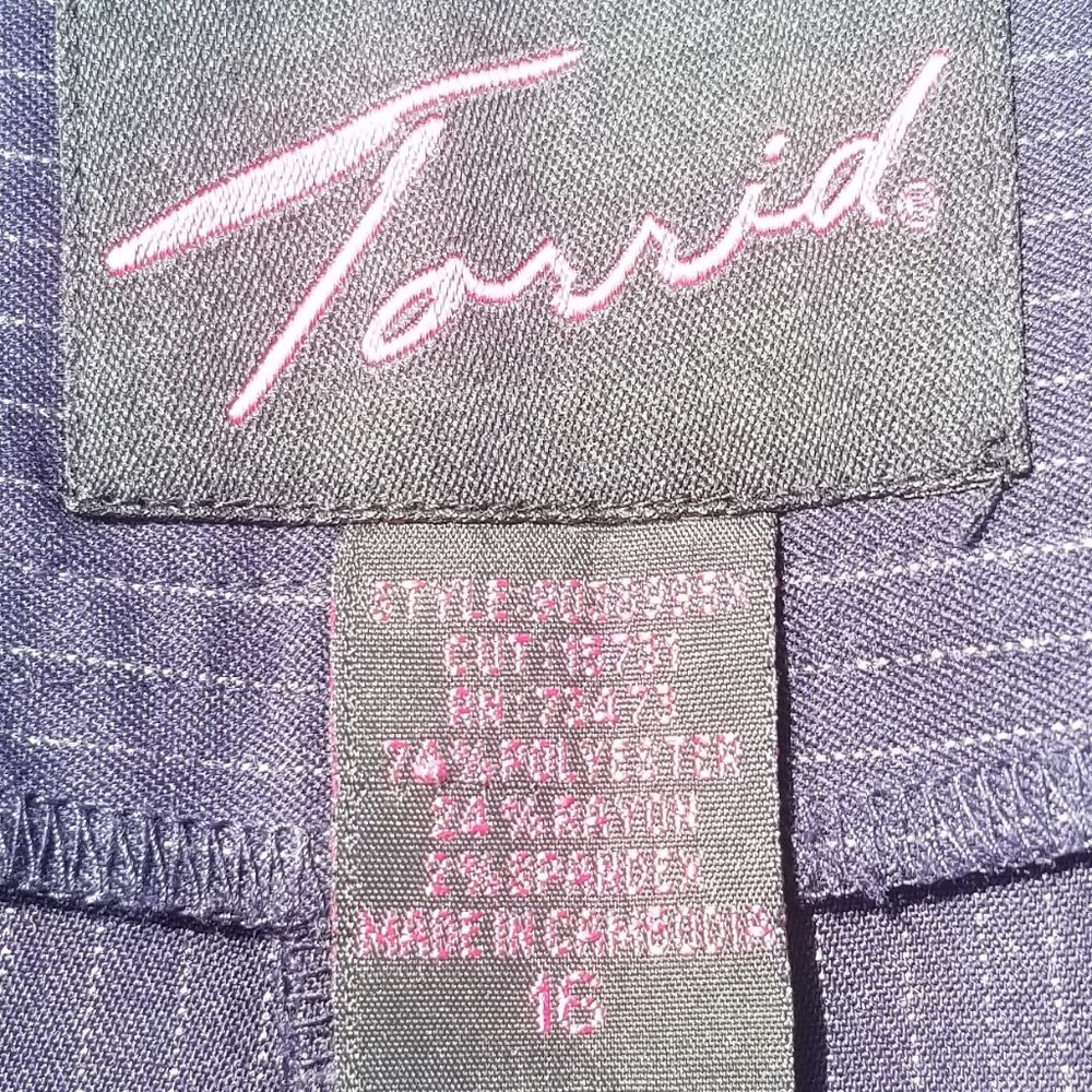 Torrid Women’s Navy Blue White Pinstriped Capri Pants Casual Size 16